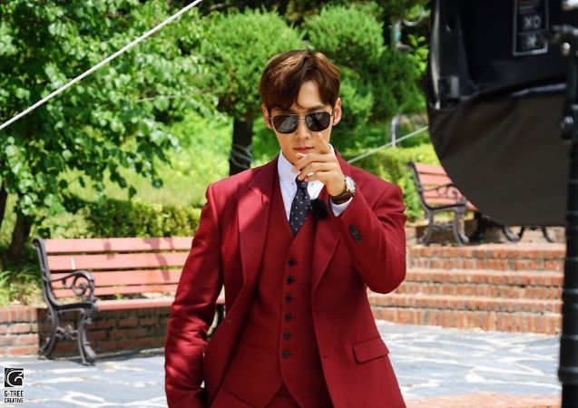 Choi Jin-net Hyuk pointing on camera.